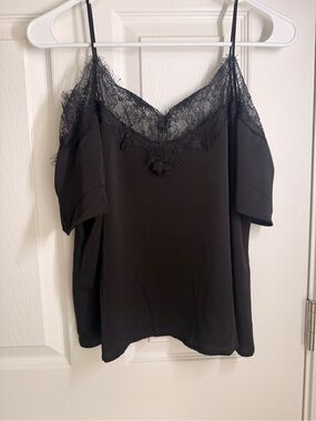 3/$15 Black cold shoulder top with lace detail